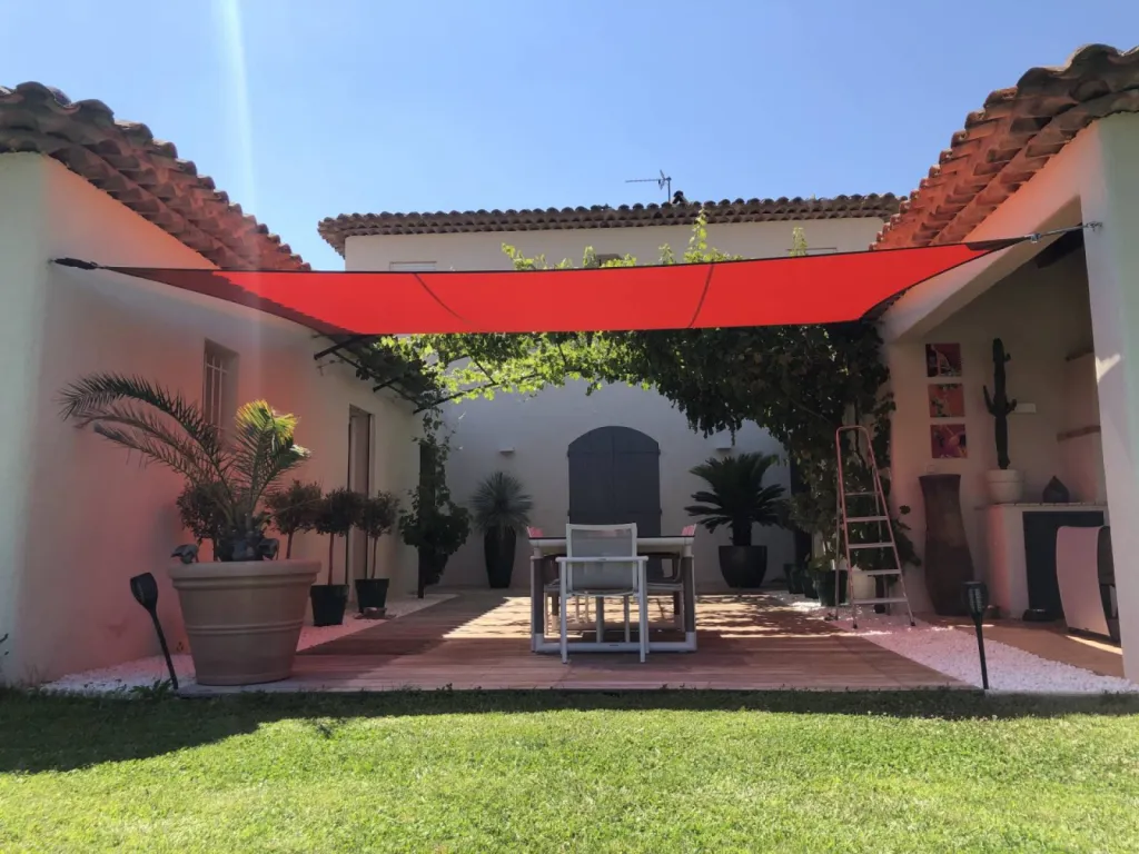 Installation d'une toile d'ombrage dans le 13