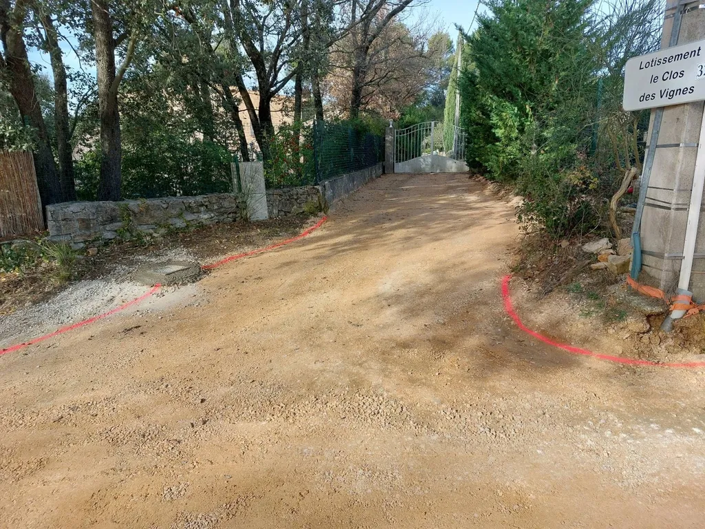 Réfection d'un chemin de copropriété en enrobé de bitume noir dans un lotissement à Pourrières dans le Var