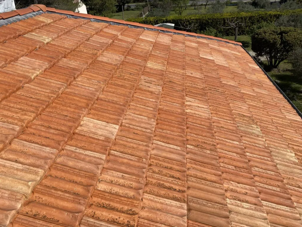 toiture avec nettoyage tuile de marseille sur aix en provence