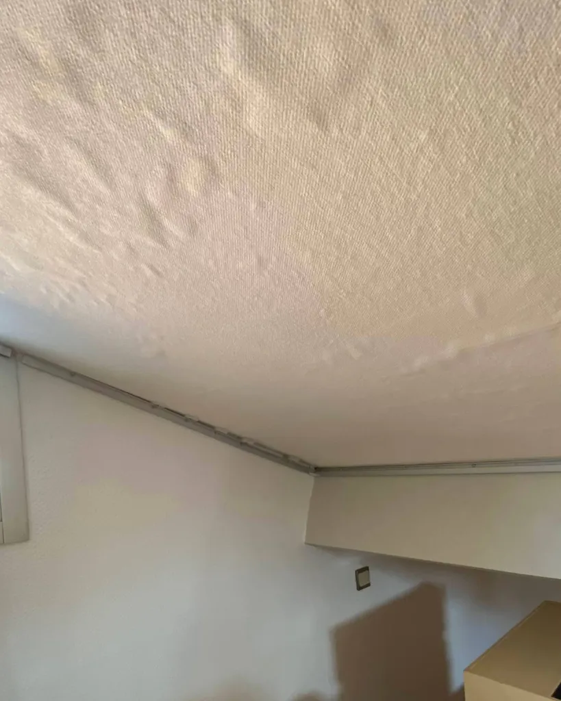 Toile de verre cloquée et tâchée : voici comment rénover ses plafonds efficacement, chantier Cornebarrieu - Plafonds Tendus Occitans Toulouse