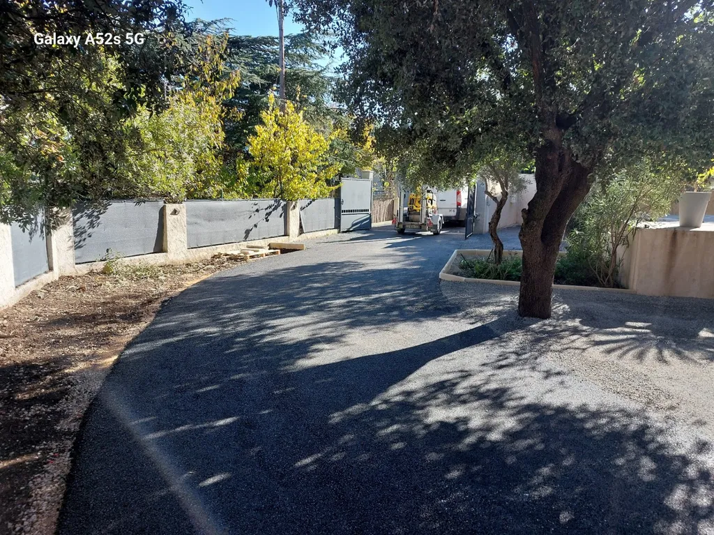 application d'enrobé de bitume noir pour réfection d'un chemin de propriété sur Saint maximin la sainte baume dans ke Var