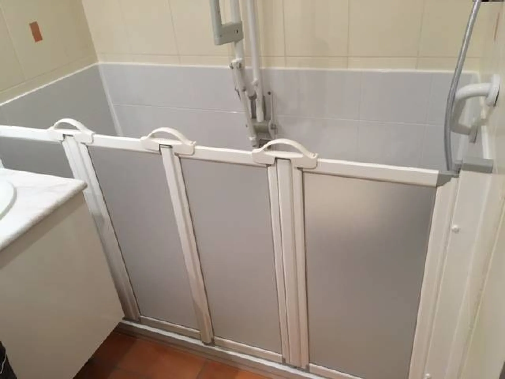 Remplacement d'une baignoire par douche sécurisée pour sénior à Cogolin, Var (83)