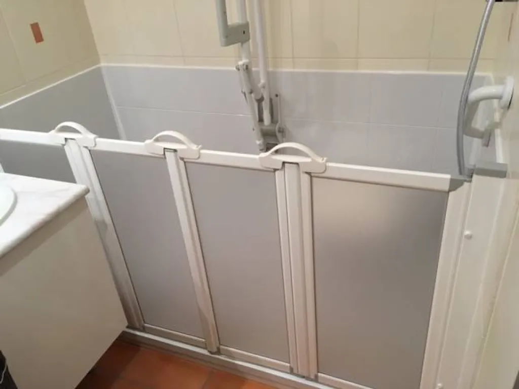 Remplacement d'une baignoire par douche sécurisée pour sénior à Cogolin, Var (83)