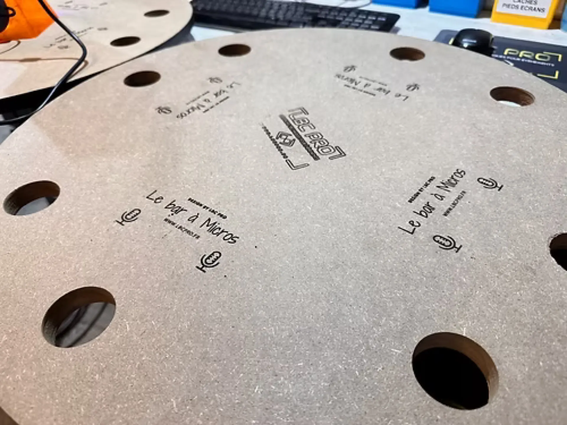 TABLE HAUTE BAR A MICROS