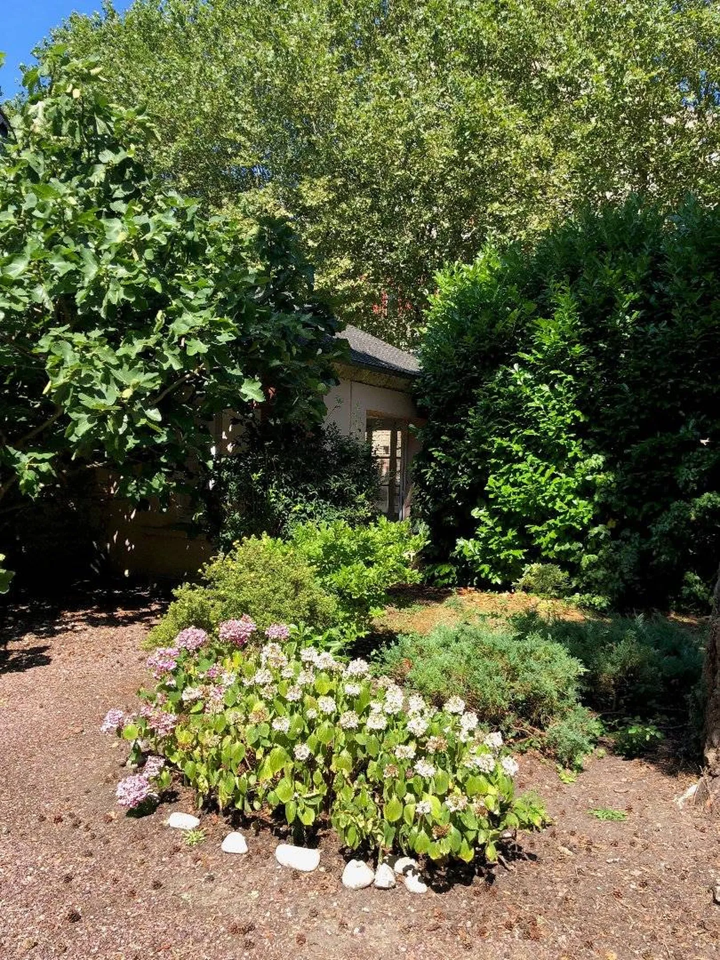 A acquérir authentique maison de charme et de caractère avec sa cheminée et son agréable terrain en Normandie 14