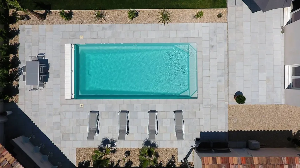 vue aerienne piscine fond inclinée