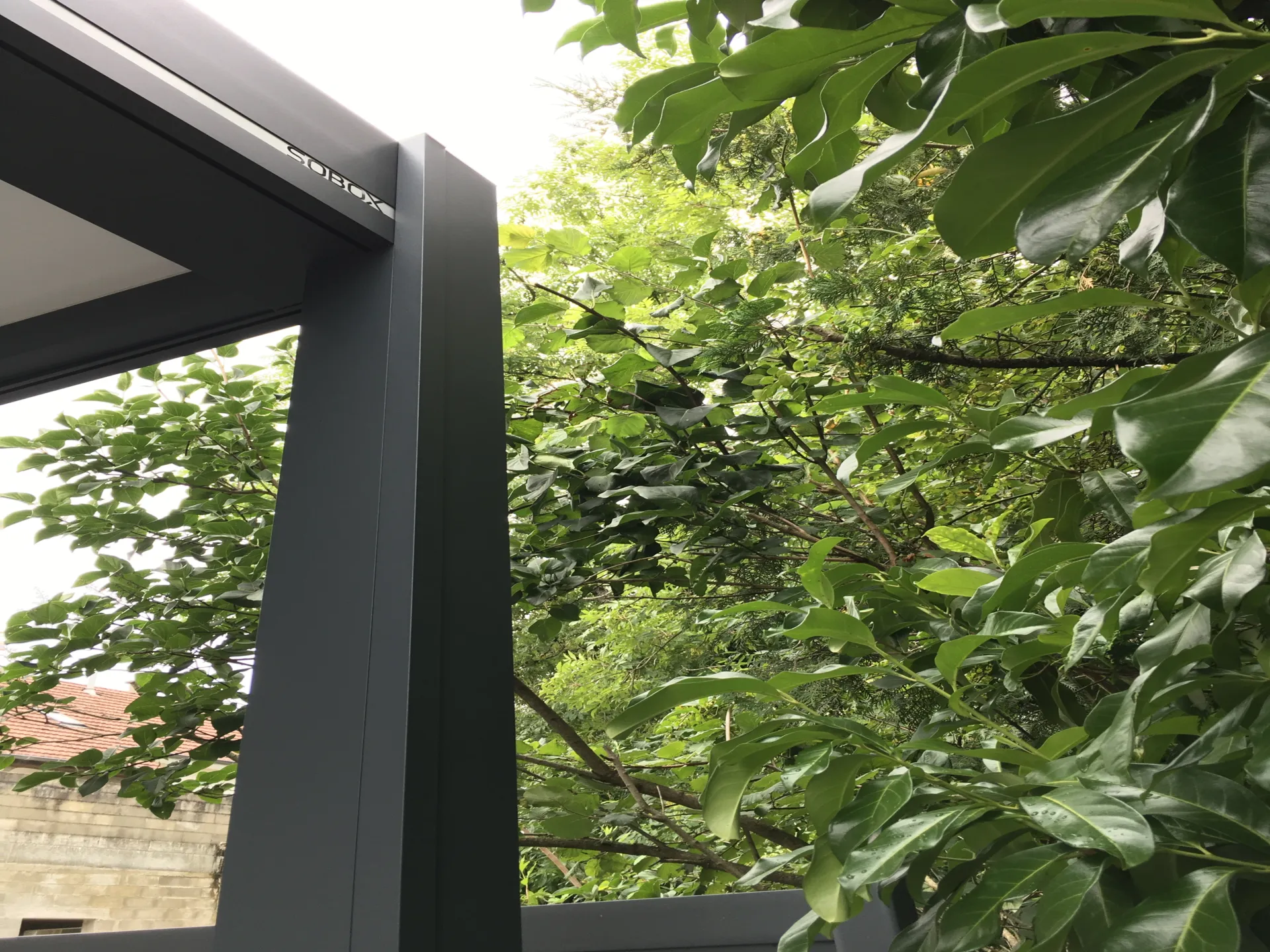 Création et pose d’un carport indépendant à quatre pieds en alu pour deux voitures de 5m x 5m au showroom SB Concept à Danjoutin près de Belfort