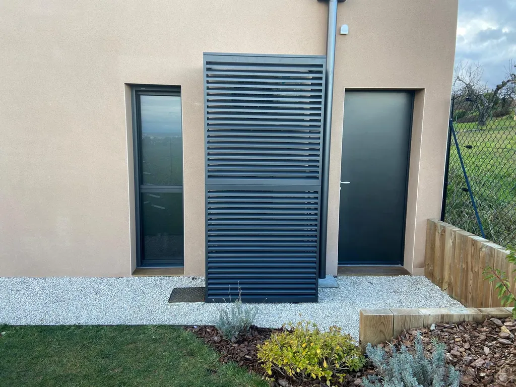 Pose d'un cache clim design avec RAL sur mesure pour dissimuler les groupes extérieur des climatisations à Villefranche sur Saône