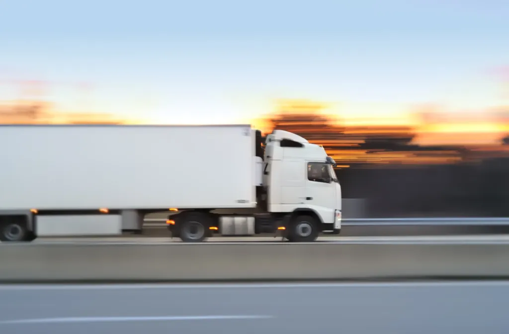 Arrivage d’un poids lourd IVECO Stralis AD 190S31 avec grue Fassi F155.A à Tarascon