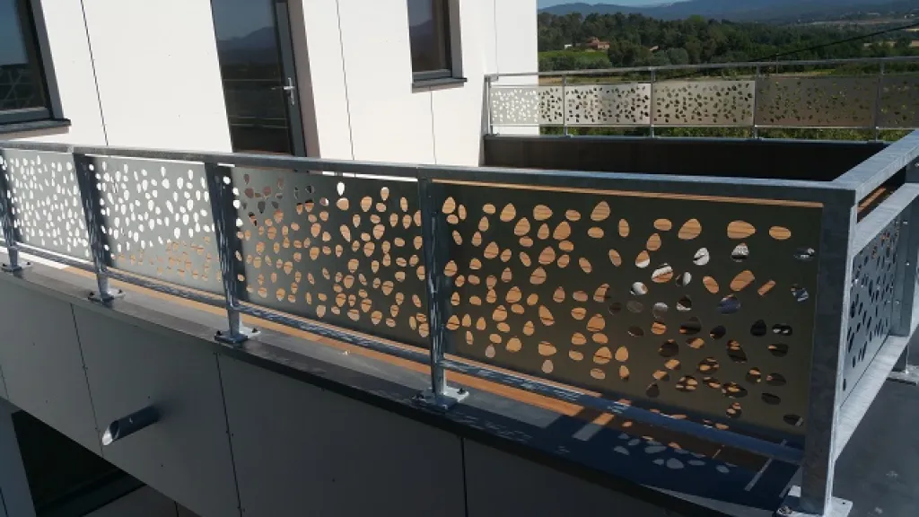 MISE EN SECURITE TERRASSE AVEC GARDE CORPS CONTEMPORAINS FABRIQUES SUR MESURE OXYCOUPAGE DE TOLES MOTIFS GALETS A MARTIGUES