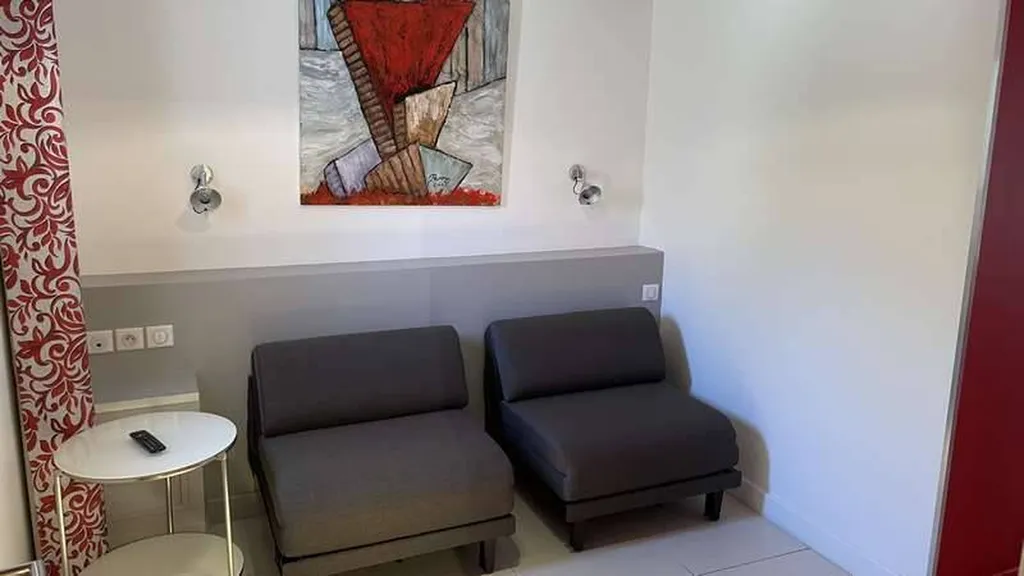 Hôtel de la Plage - HDLP Proche de la mer. Chambre Familiale Sud  pour 2 adultes et 2 enfants. salon ou 2 couchages