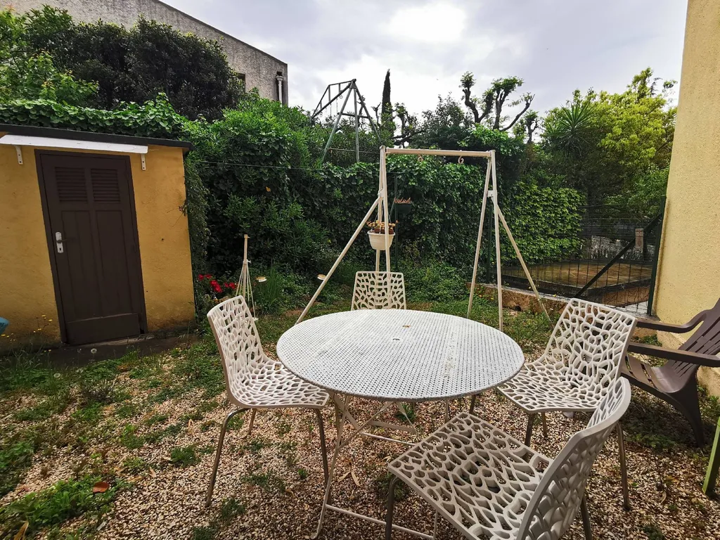 Appartement T1 Cassis dans le centre en rez-de-jardin dans résidence sécurisée avec parking 