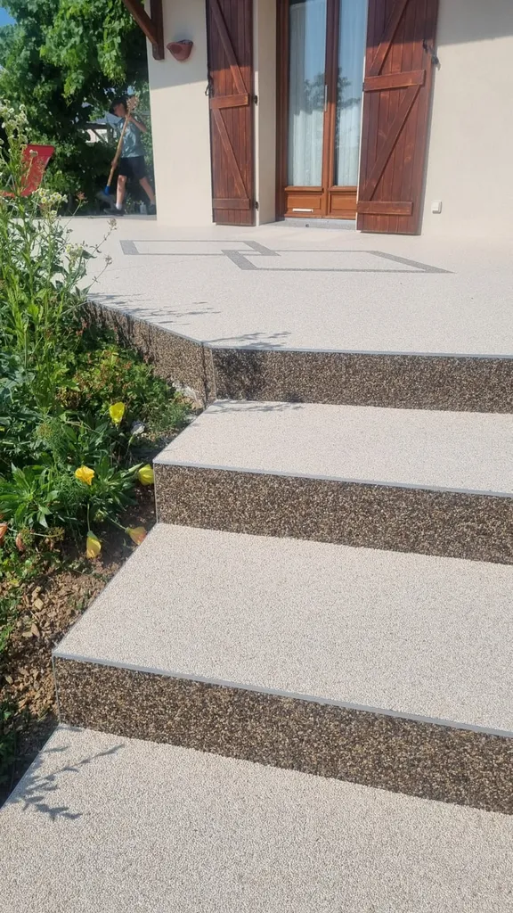 Rénovation d'escaliers extérieurs en moquette de pierre de Sète à Béziers