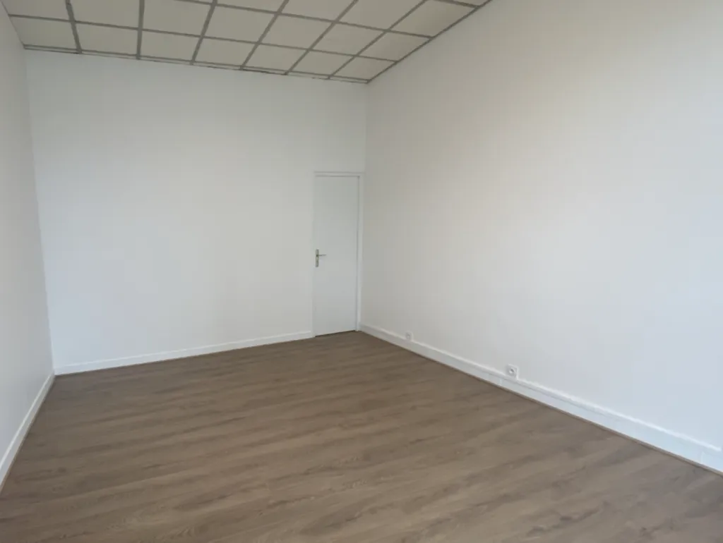 LE HAVRE - A LOUER Locaux Commerciaux de 54 m² en RDC d'un immeuble d'habitation situé derrière l'Hôtel de Ville