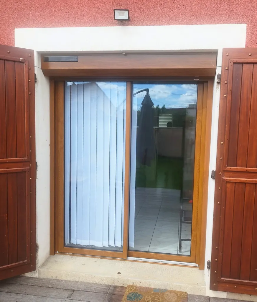 Rénovation menuiseries par un coulissant PVC Bouvet imitation bois chêne doré avec volet roulant solaire à Andrézieux-Bouthéon près de Saint-Etienne (42)