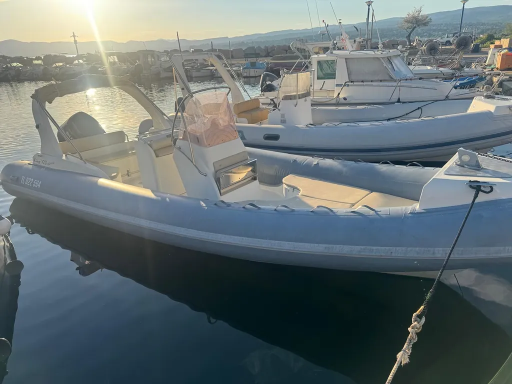 Vente semi-rigide d’occasion Nuova Jolly King 720 Suzuki 250 CV à Six-Fours-les-Plages