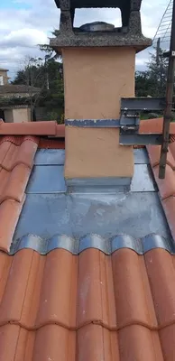 Travaux de solins d’étanchéité à Saint-Germain-en-Laye avec reprise des raccords cheminée et suppression des taches d’humidité intérieures