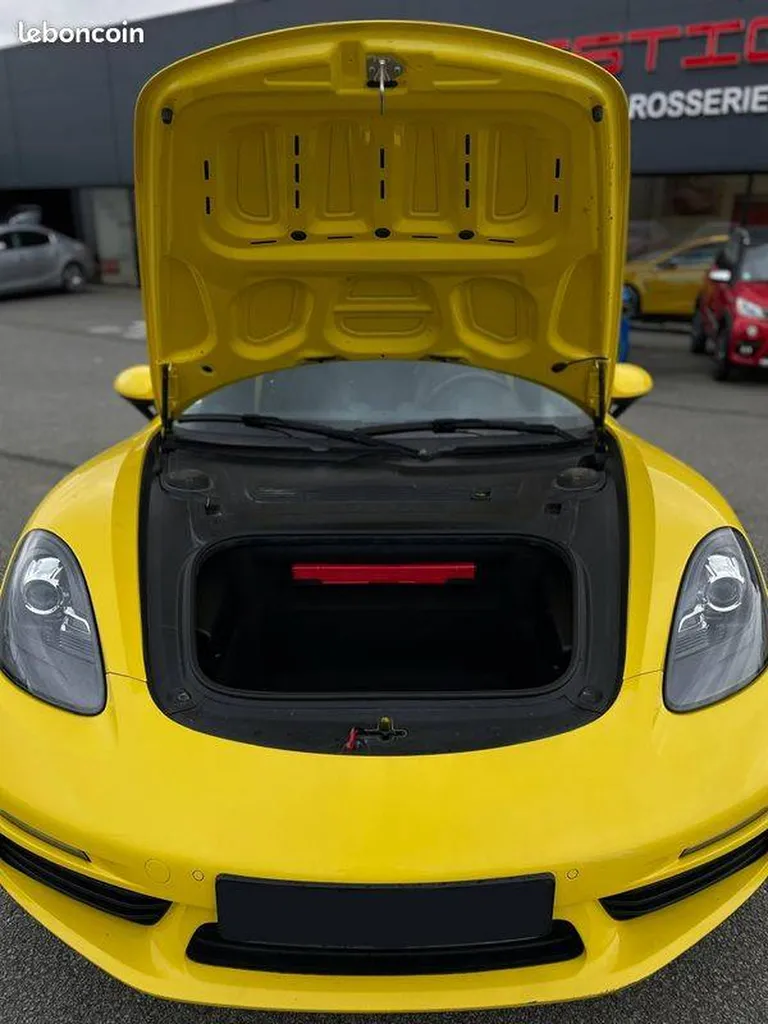 Porsche 718 Cayman jaune d'occasion dans un garage proche de Rouen
