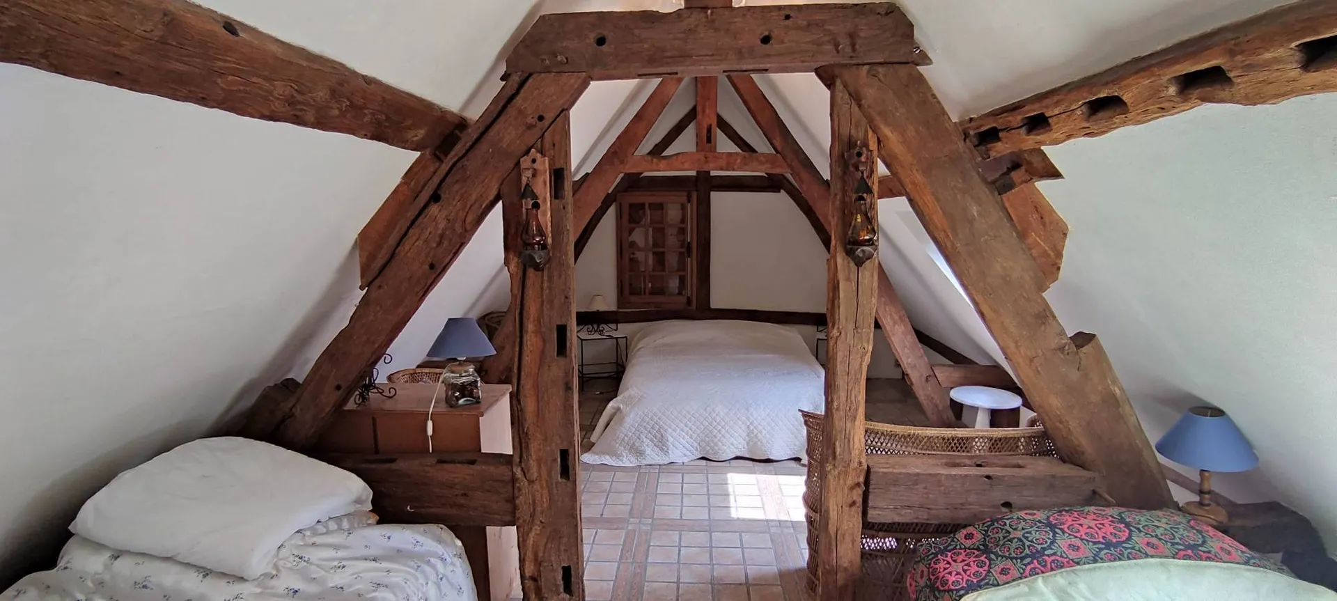 A vendre, à 10 min de CAMBREMER 14340 et MEZIDON-CANON 14270, au cœur de la campagne augeronne : deux maisons normandes sur un parc arboré avec chalet, bassin et voie verte à proximité.