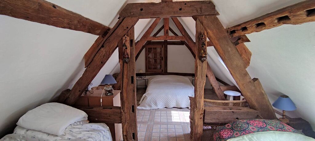 A vendre, à 10 min de CAMBREMER 14340 et MEZIDON-CANON 14270, au cœur de la campagne augeronne : deux maisons normandes sur un parc arboré avec chalet, bassin et voie verte à proximité.