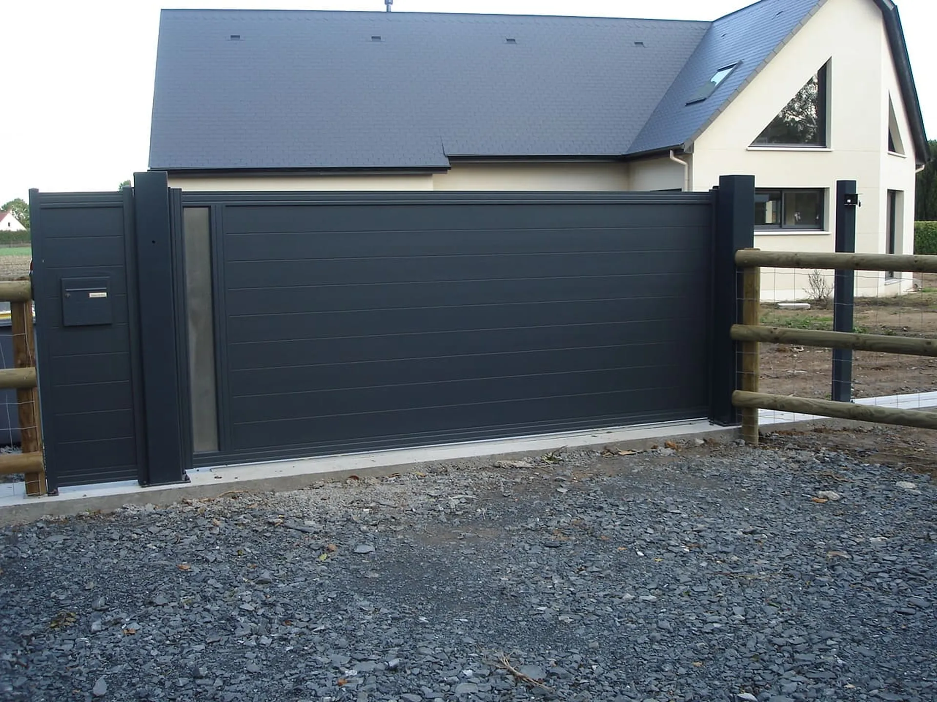 Installation de Portail automatisé coulissant en aluminium, Fermetures motorisées et Aménagements extérieurs à Yvetot en Seine-Maritime 76 et ses Alentours