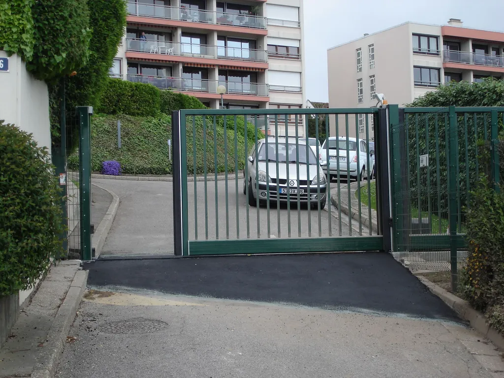 Installation de Portail de copropriété motorisé, Sécurisation d'accès et Fermetures collectives à Pont-l'Évêque dans le Calvados 14 et ses Alentours