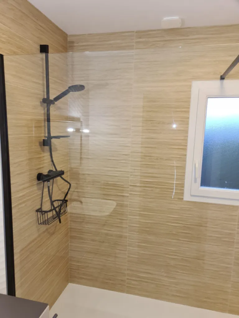 Installateur salle de bains clé en main Bolbec : Rénovation avec douche à l'italienne, carrelage, chauffage connecté, faïence et revêtement de sol