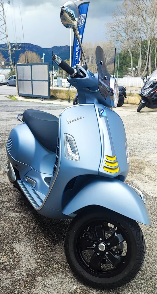 VESPA GTS 300 TECH HPE DU 04/2023 AVEC 3250 KM.