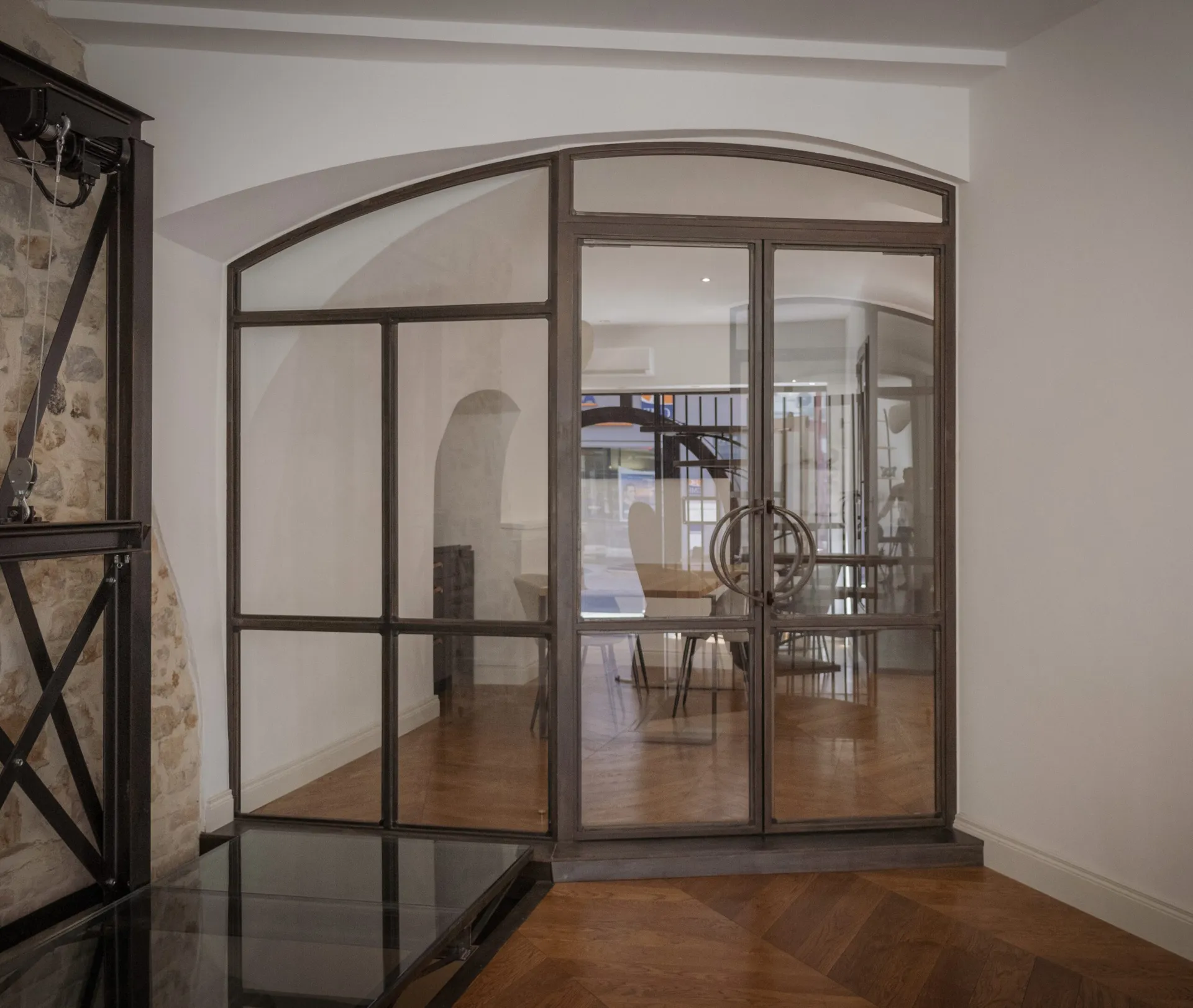 Verrière en fer pour notre boutique et showroom au centre ville d'Aubenas en Ardèche