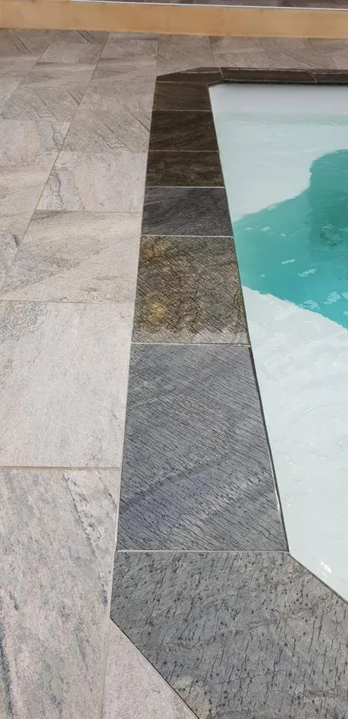 MARGELLE EN PIERRE NATURELLE DE BALI SILVER FINITION NATURELLE AU FORMAT 60 X 30 X 3 CM + BORD DEMI ROND