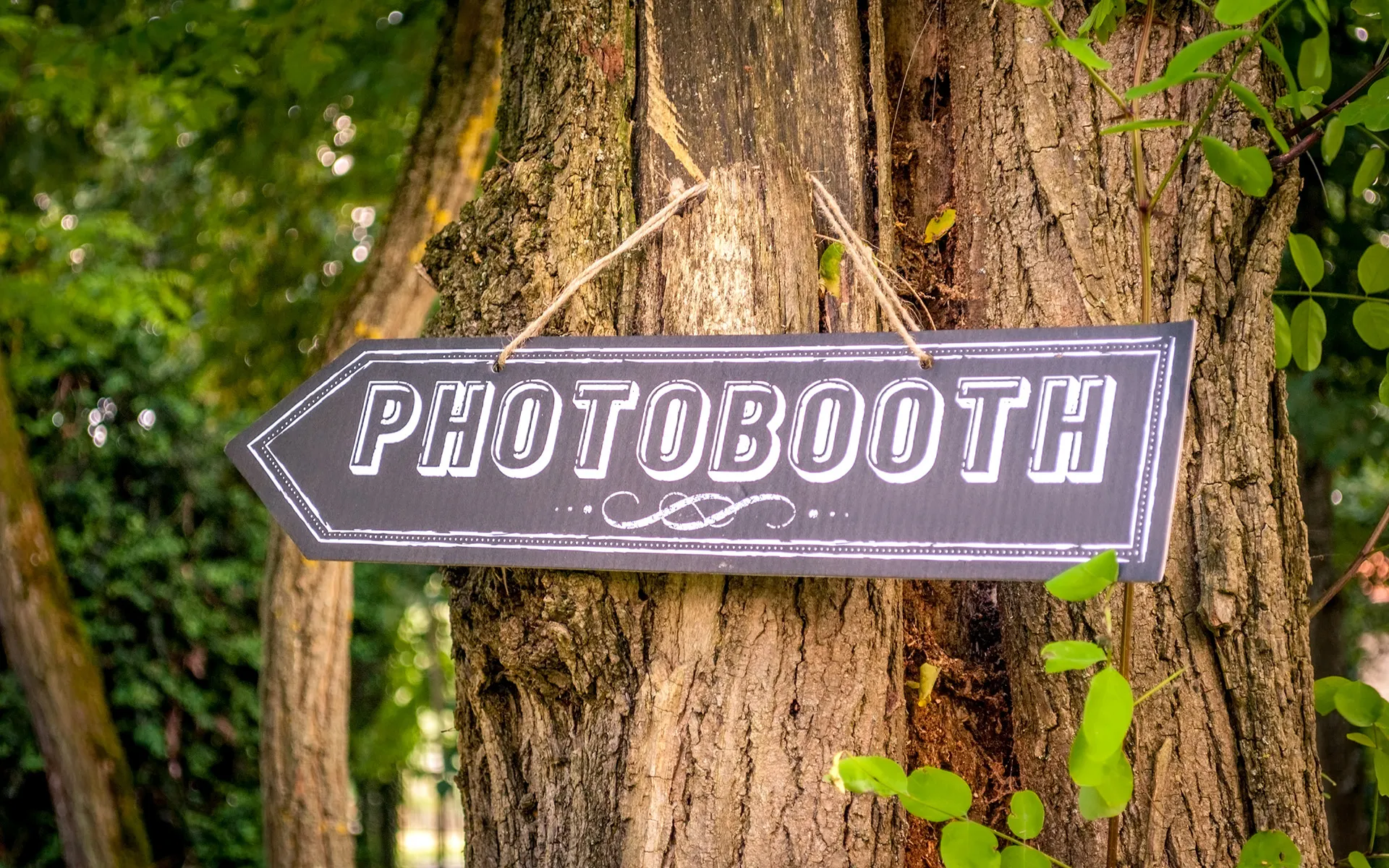Location de photobooth avec impressions papier illimitées et personnalisation graphique pour mariages anniversaires séminaires et salons en Occitanie