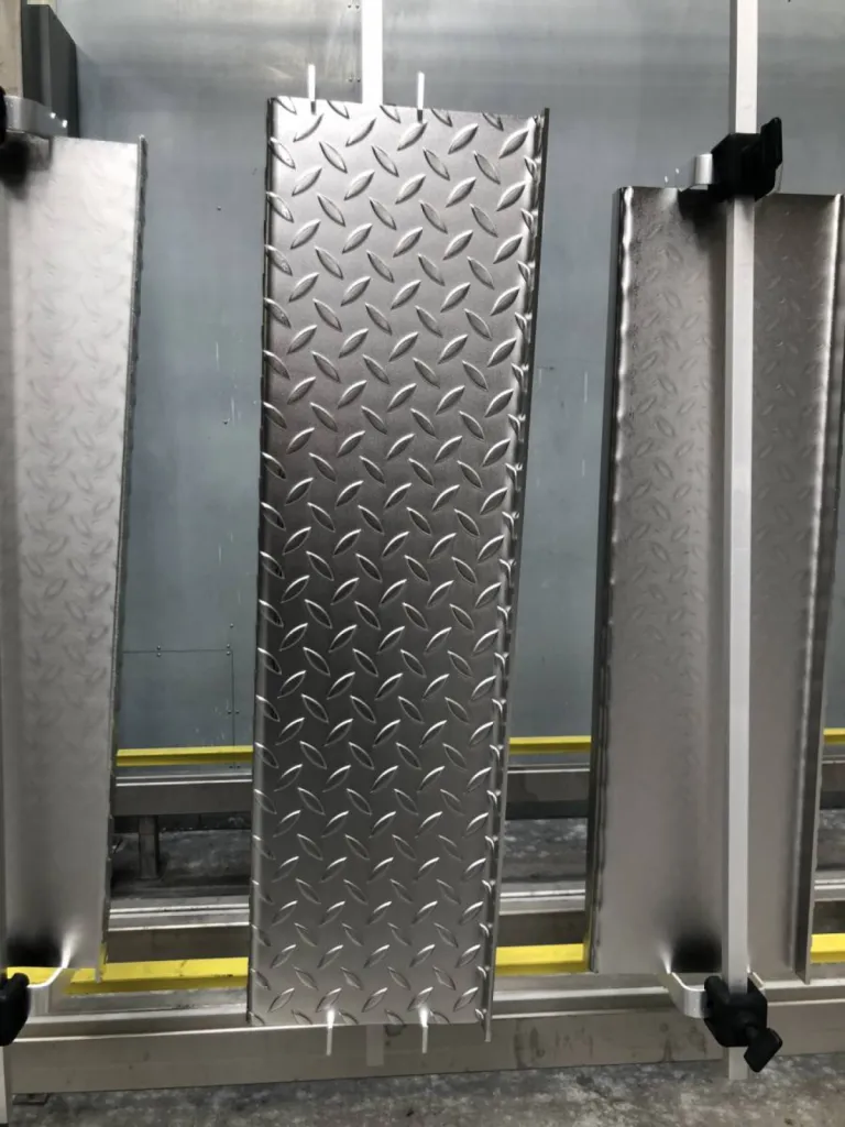 Électropolissage de marche d'escalier en tôle larmée inox