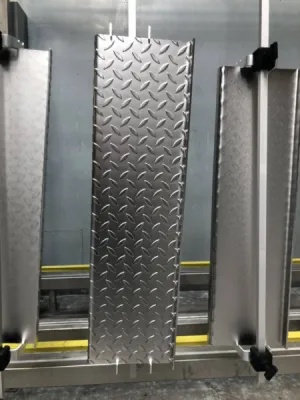 Électropolissage de marche d'escalier en tôle larmée inox
