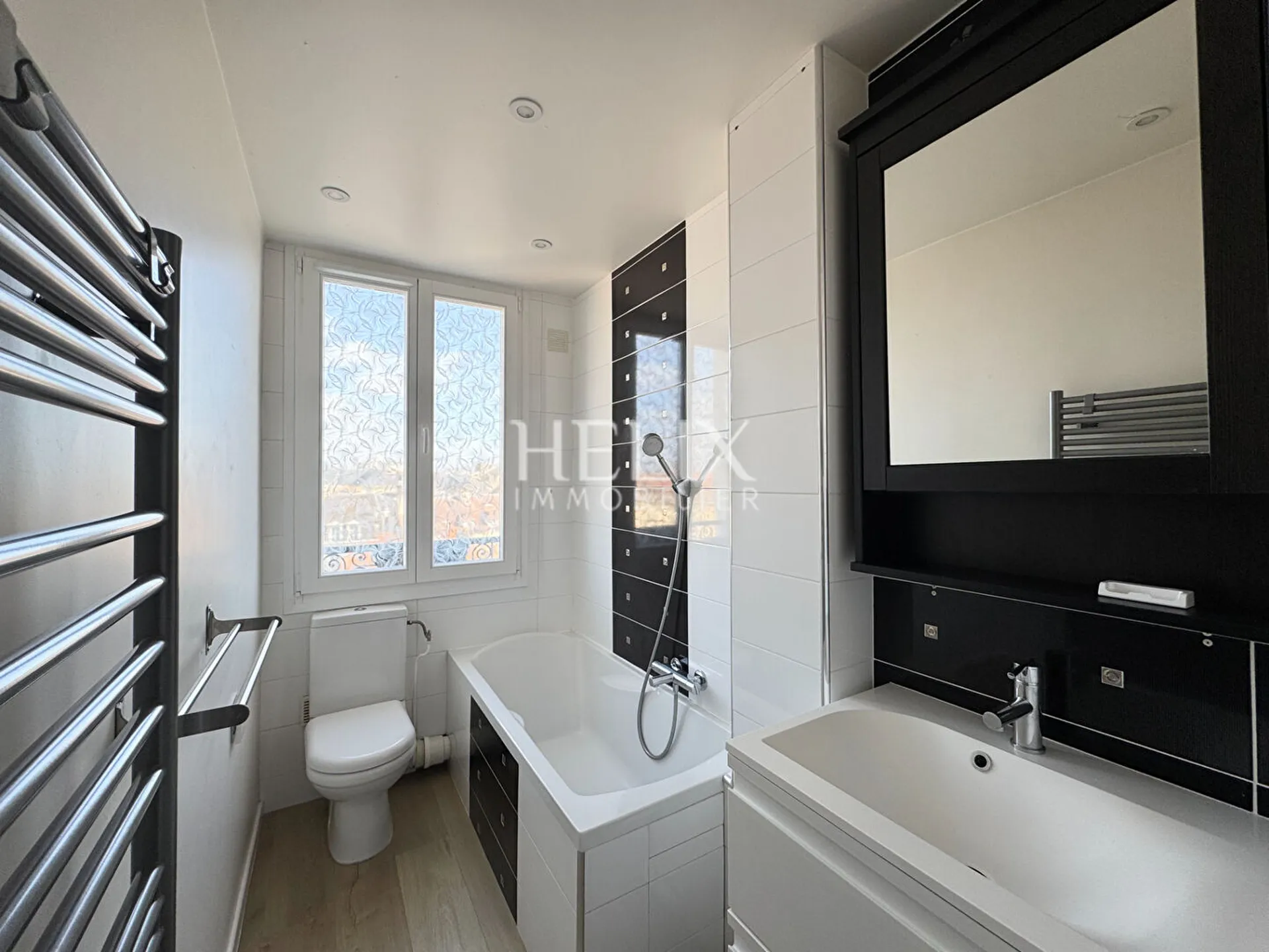 Place du marché de Saint Germain en Laye à vendre magnifique appartement de 110,35 M2 à 3 minutes du RER A