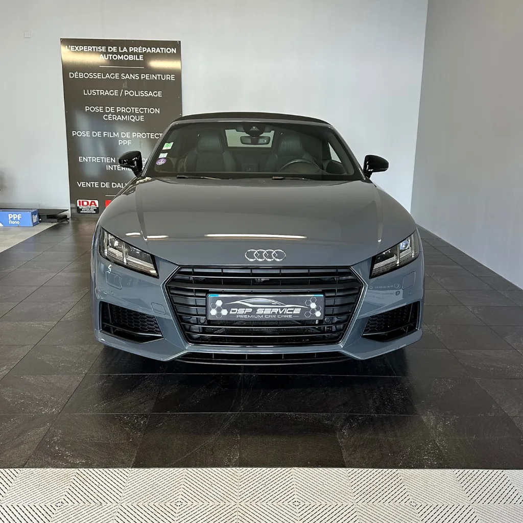 Pose d'une protection céramique GTechniq sur une Audi TT proche du Mans