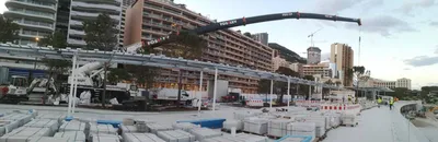 grue pour plantation d'arbre sur le promenade à Monaco