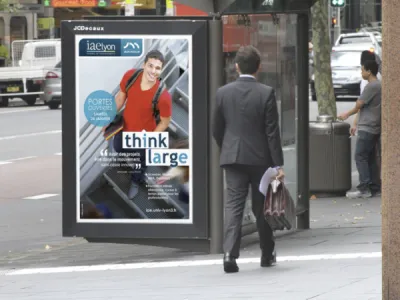 Campagne d’affichage Abribus _  Iaelyon 