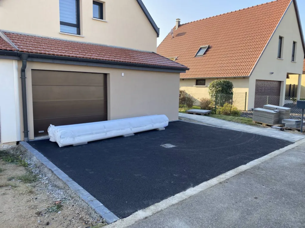 Pose d'enrobé devant accès garage d'une maison individuelle à Niedernai 