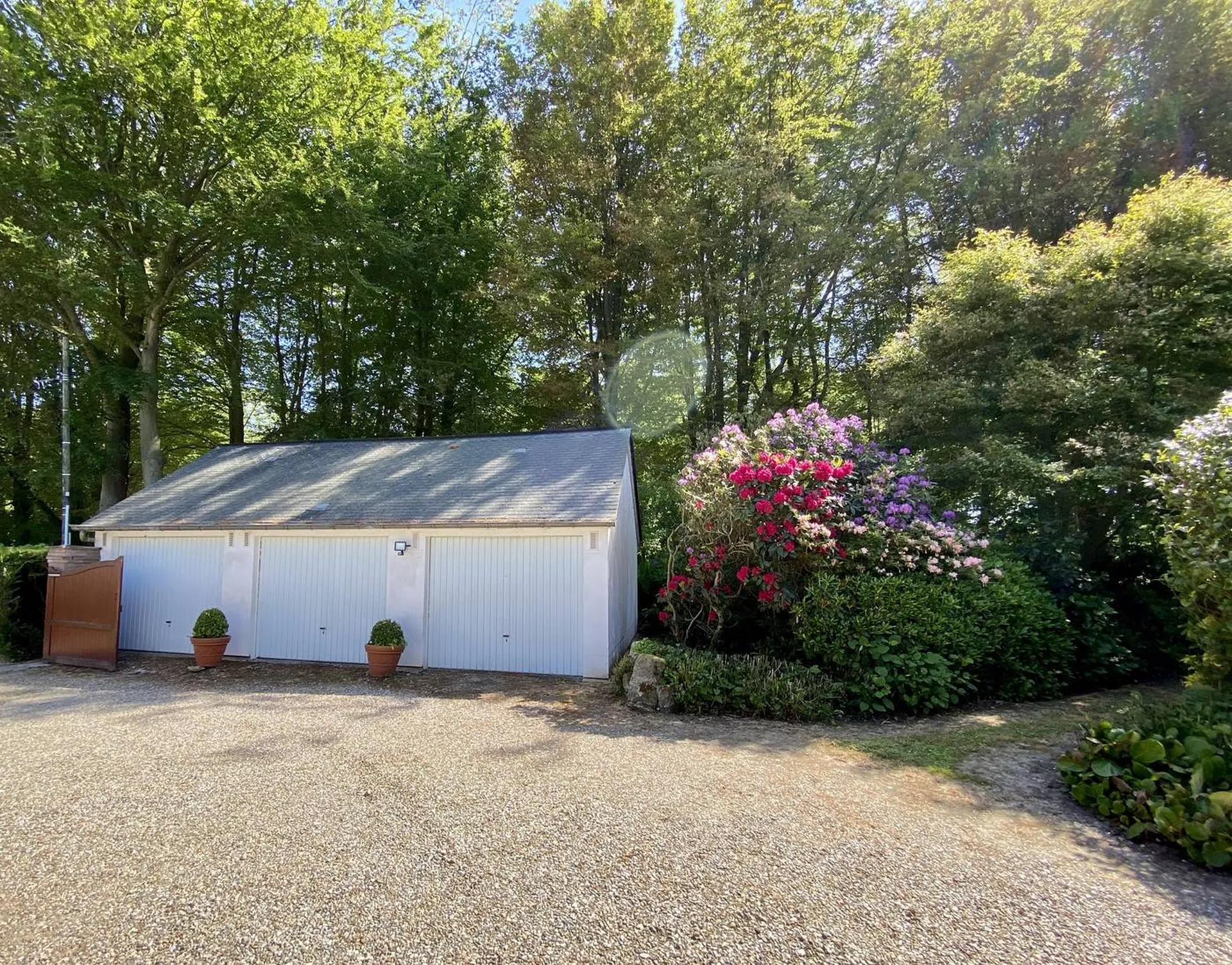 A vendre maison avec triple garage + annexes.