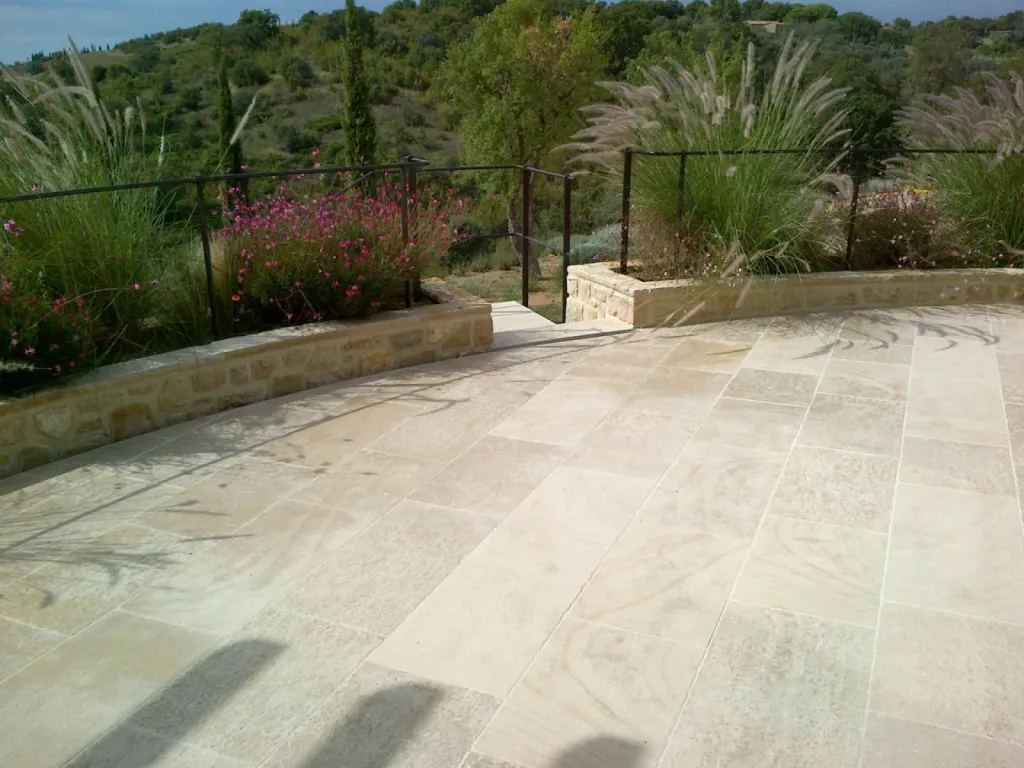 Dallage en pierre naturelle de Dordogne pour sol intérieur, terrasse et plage de piscine en extérieur.