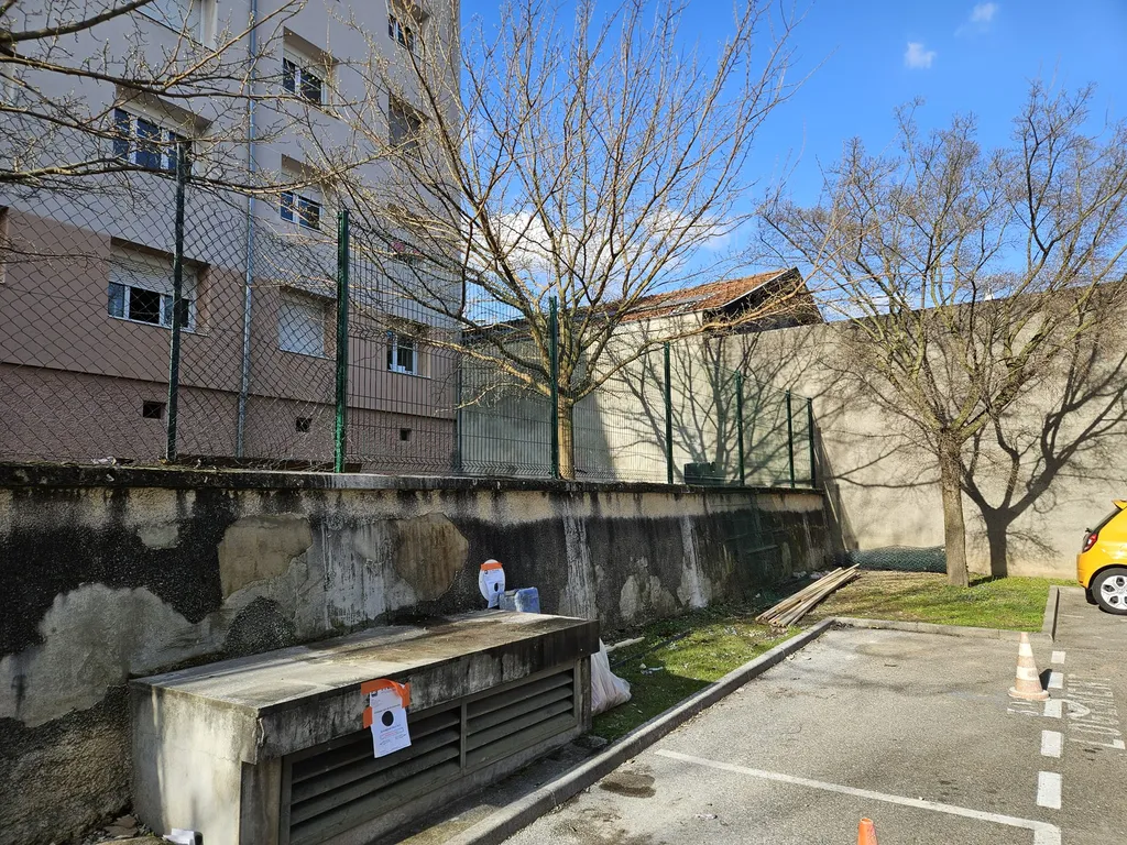 Recherche d'une entreprise pour le remplacement et la pose de grillage rigide dans une résidence à Lyon et dans l'Ain