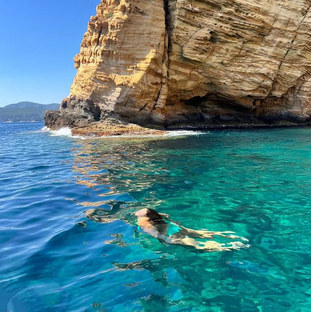 Eden Boat baignade en mer : bateau amarré dans une baie isolée, offrant aux passagers une pause baignade rafraîchissante dans un cadre naturel