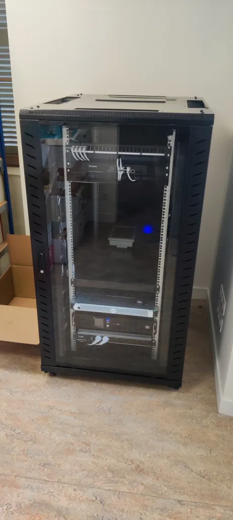 Mise en place d'un système de vidéosurveillance AVIGILON sur la ville de La Rivière pour la surveillance dans le village depuis des bâtiments municipaux et transmission par antenne radio