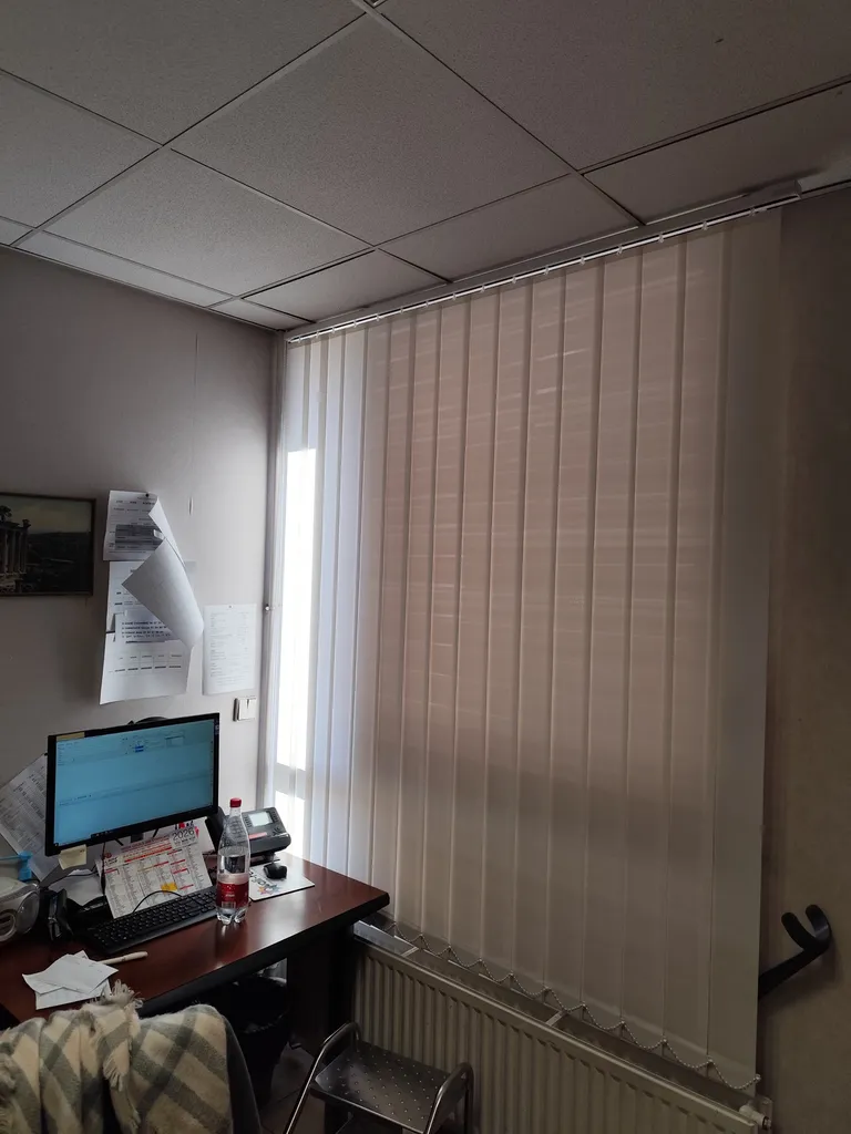 Installation de stores enrouleurs et bandes verticales anti éblouissement et anti chaleur pour locaux professionnels à Marignane - Solution design et thermique sur mesure