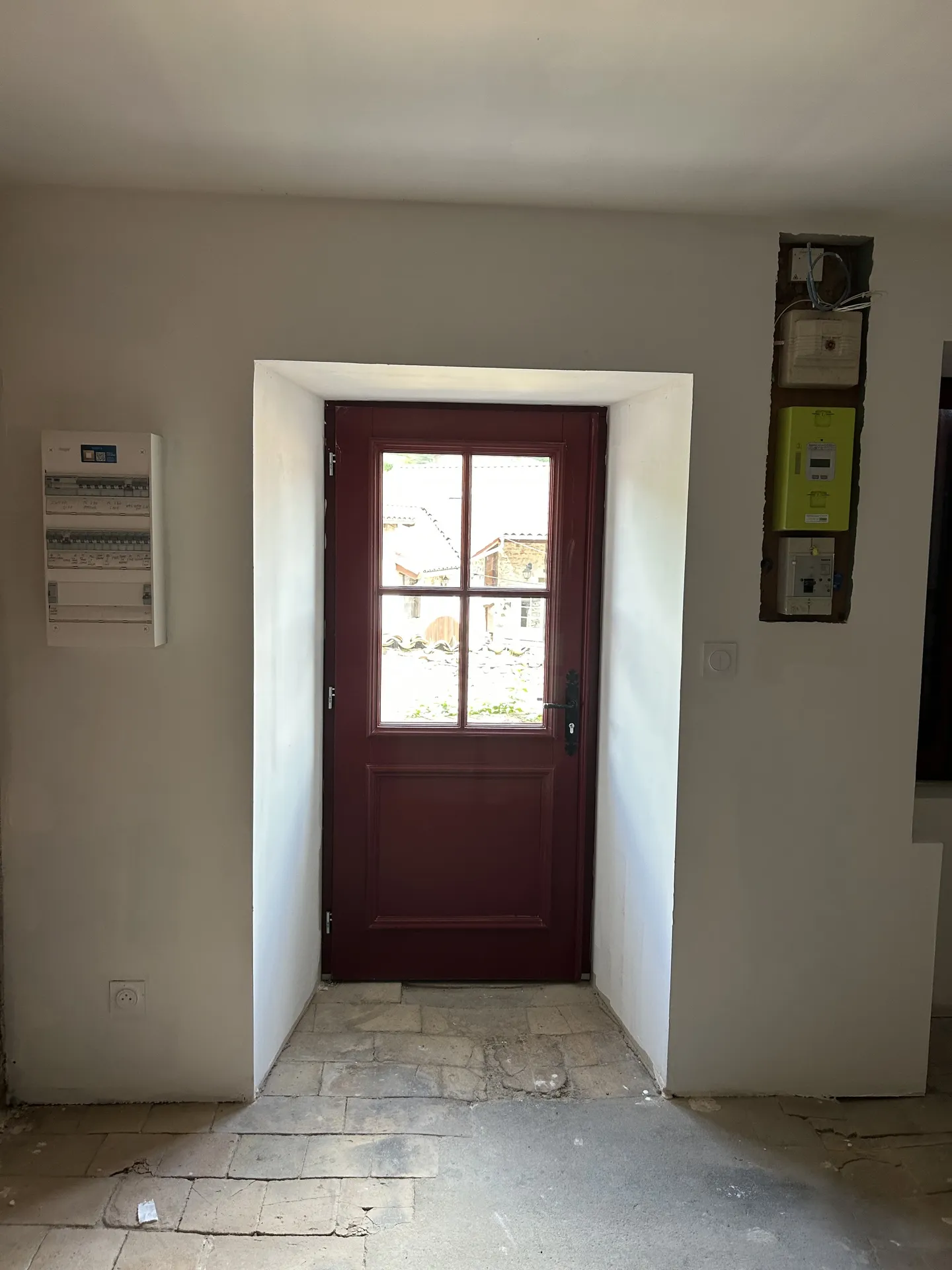 Isolation thermique intérieure après rénovation des menuiseries dans une maison en pierre et pisé à Chiroubles (Rhône 69) pour améliorer le confort thermique