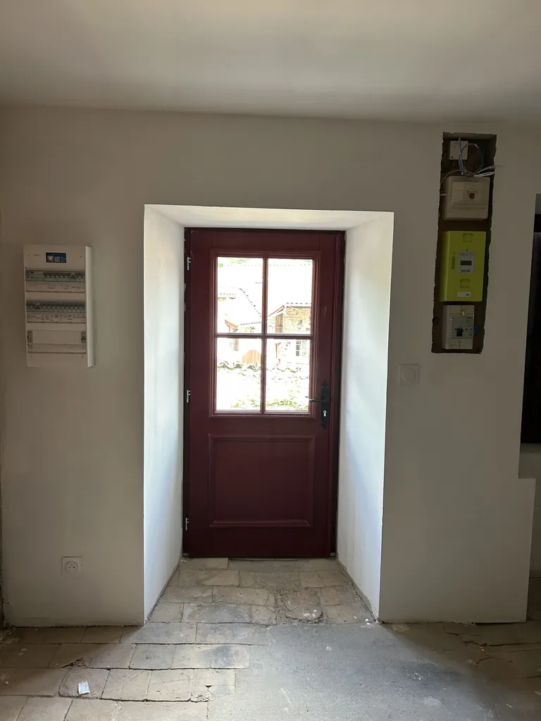 Isolation thermique intérieure après rénovation des menuiseries dans une maison en pierre et pisé à Chiroubles (Rhône 69) pour améliorer le confort thermique