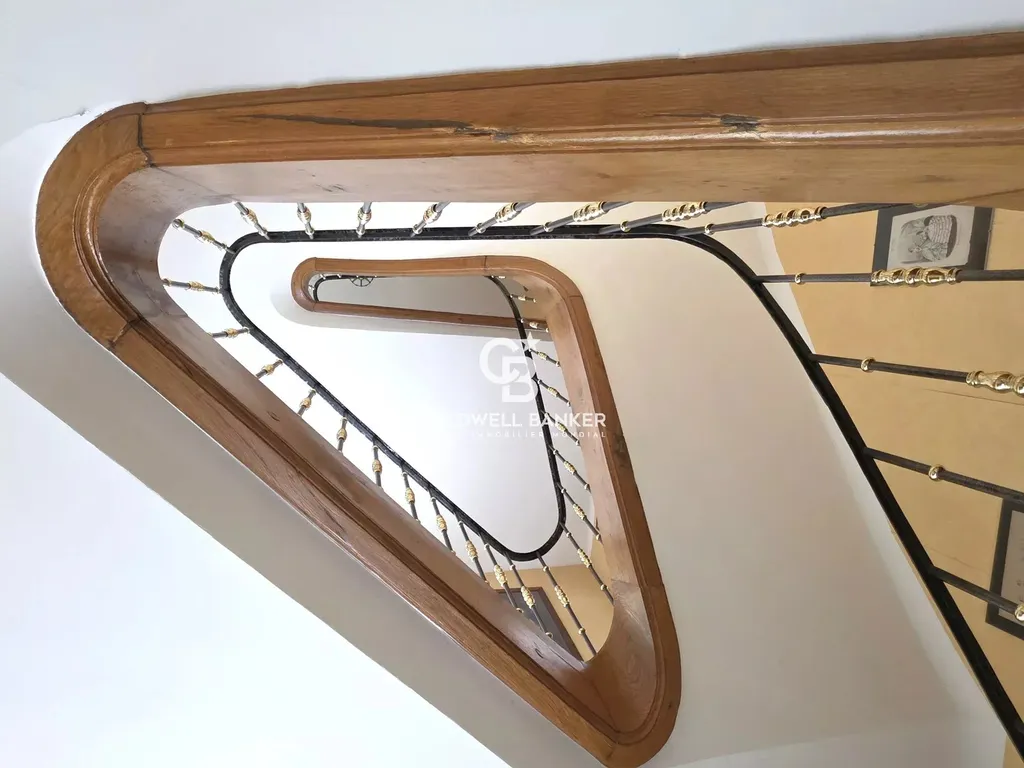 Escalier en fer forgé desservant les étages – maison ancienne hypercentre du Mans