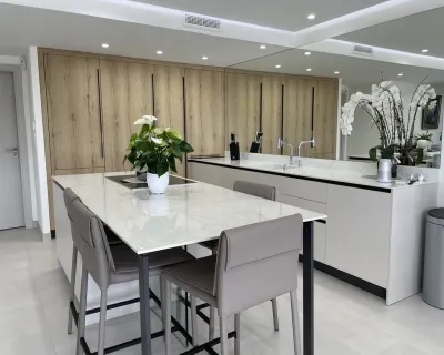 Photo d'une cuisine italienne sur mesure haut de gamme installée à Sanary sur Mer dans le Var