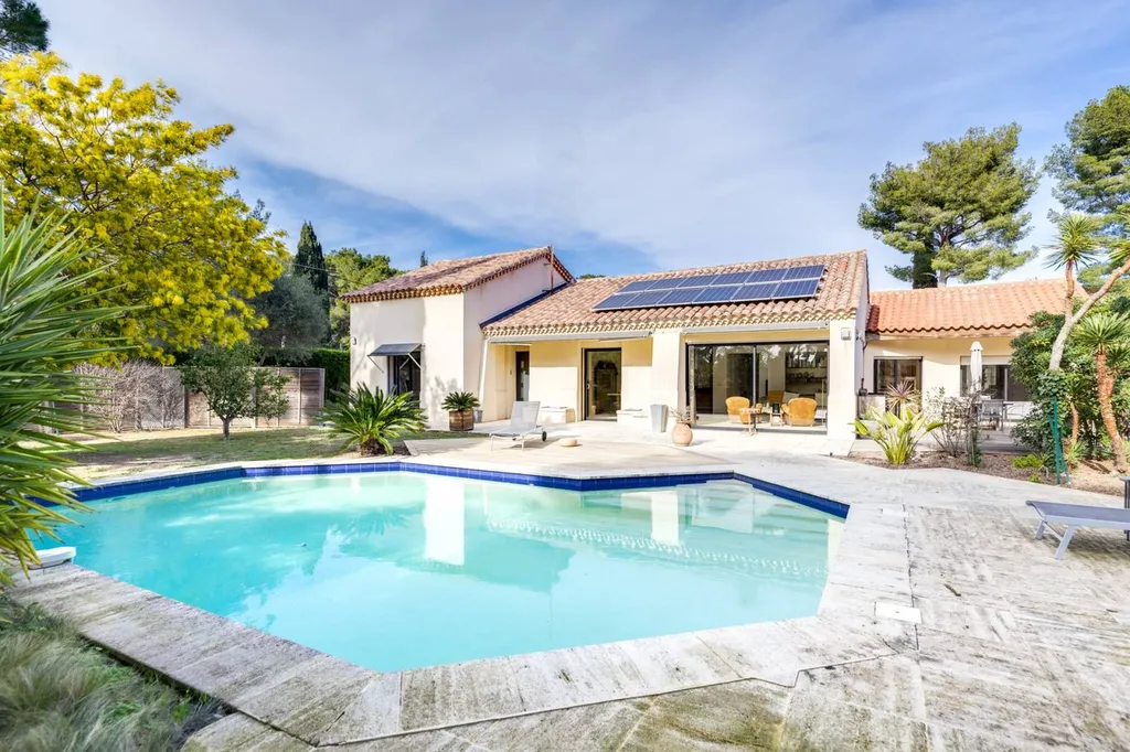 Vente villa de plain-pied Cassis  avec piscine et parkings dans lotissement sécurisé