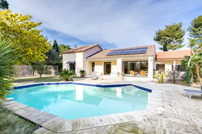 Vente villa de plain-pied Cassis  avec piscine et parkings dans lotissement sécurisé